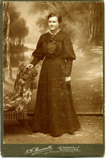 A034 Elfrid Sindre.jpg - Elfrid Sindre, datter til Rasmus og Gyda Sindre. Elfrid var ugift og bestyrer av et barnehjem på Voss.  Elfrid Sindre, daughter of Rasmus and Gyda Sindre. Elfrid managed an orphanage home at Voss, Hordaland. She never married.